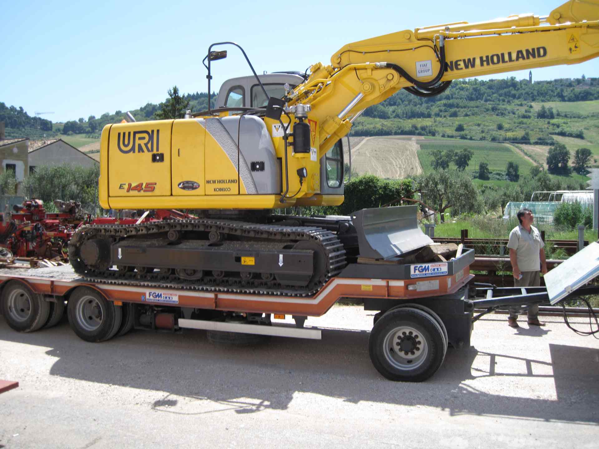 URI-Escavatore-NH-145-con-perforatrice-HL-300-IMG_3597 escavatore-new-holland