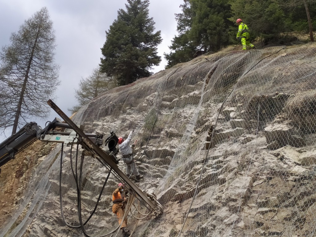 Barre cava autoperforanti: messa in sicurezza di parete rocciosa con barre cave autoperforanti